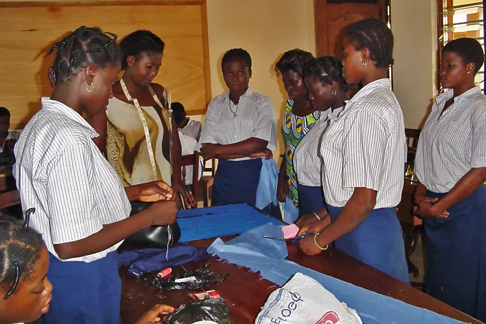 Alumnas del centro de Atakpamé aprendiendo costura