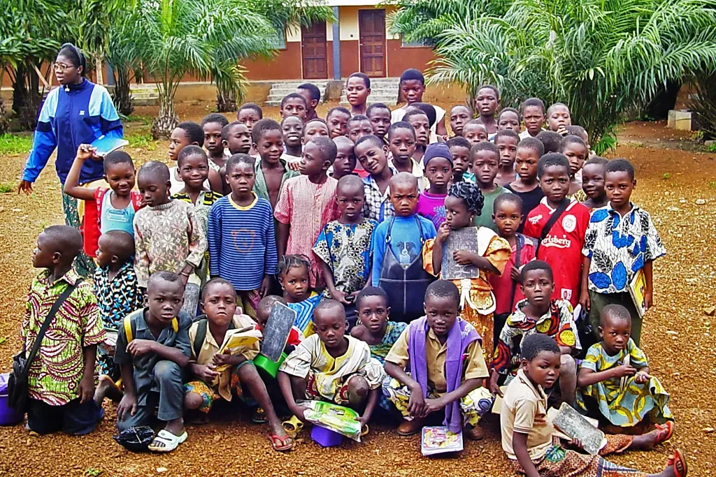 Niños y niñas de la escuela, en Togo