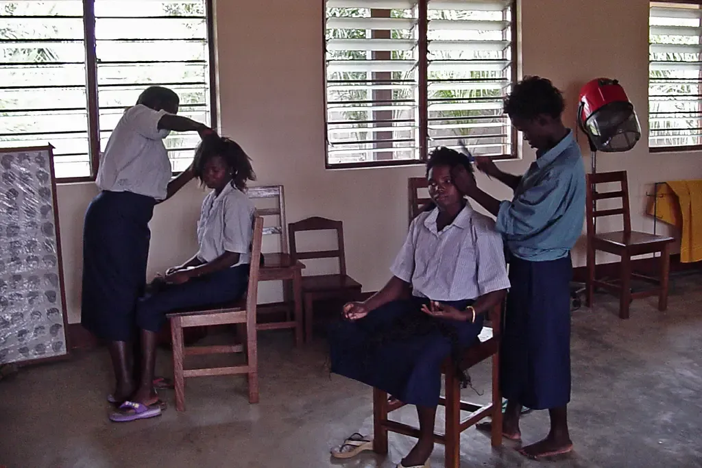 Alumnas del centro de Atakpamé aprendiendo peluquería